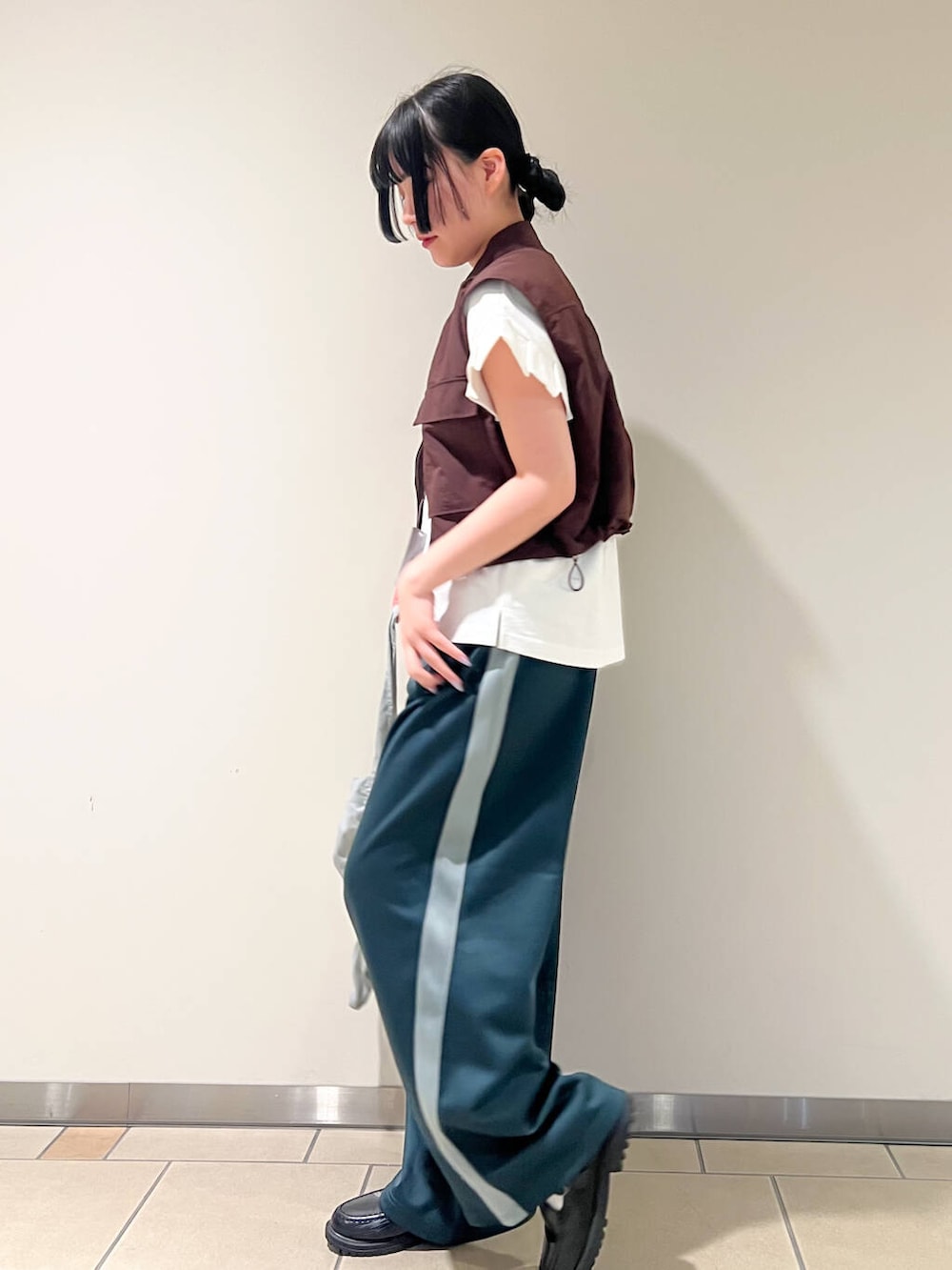 ブラウン系のその他パンツ、ブラウン系のその他アウター、グレー系のトートバッグを着用したレディースの春コーディネートの2枚目の写真