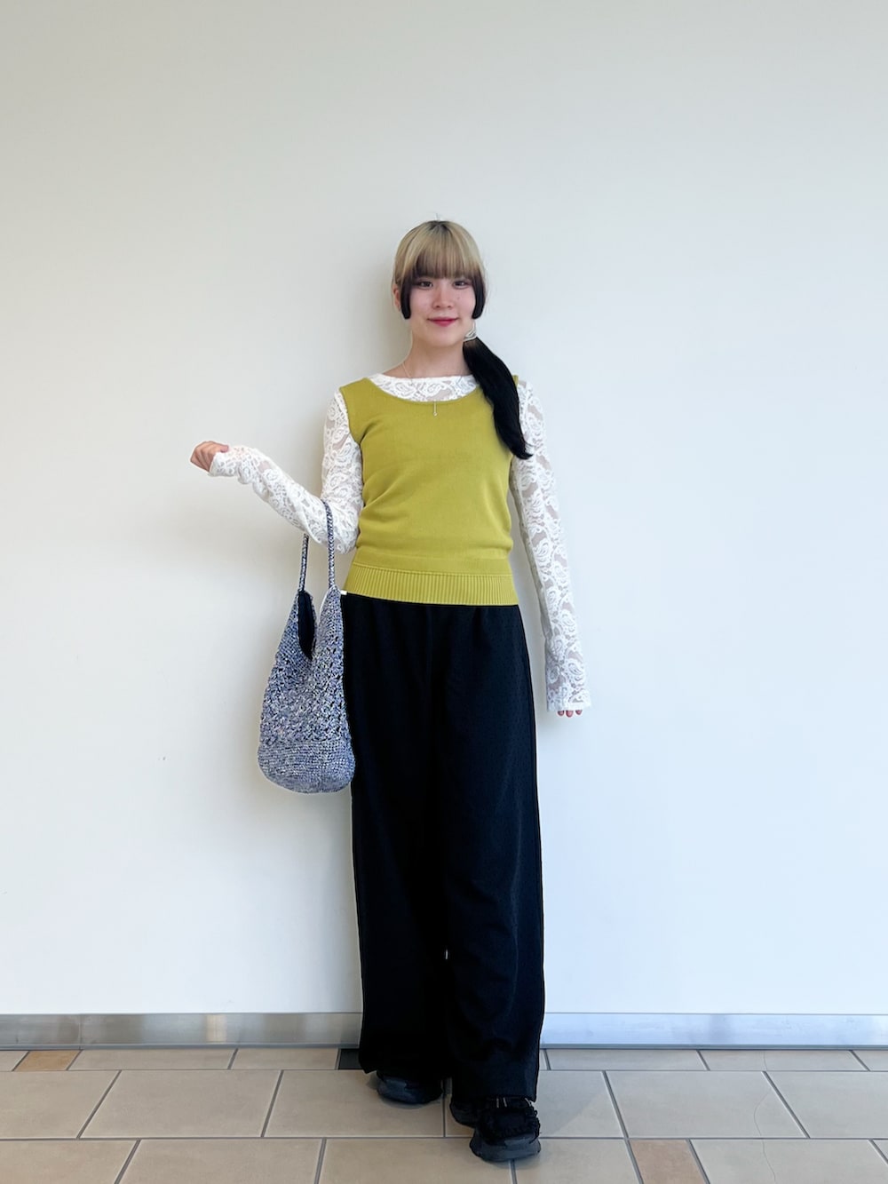 ホワイト系のTシャツ/カットソー、グリーン系のニット/セーター、その他のその他パンツを着用したレディースの秋コーディネートの2枚目の写真