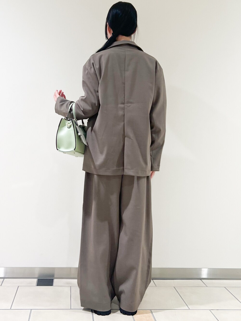 ホワイト系のTシャツ/カットソー、イエロー系のニット/セーター、グリーン系のその他アウターを着用したレディースの春コーディネートの3枚目の写真