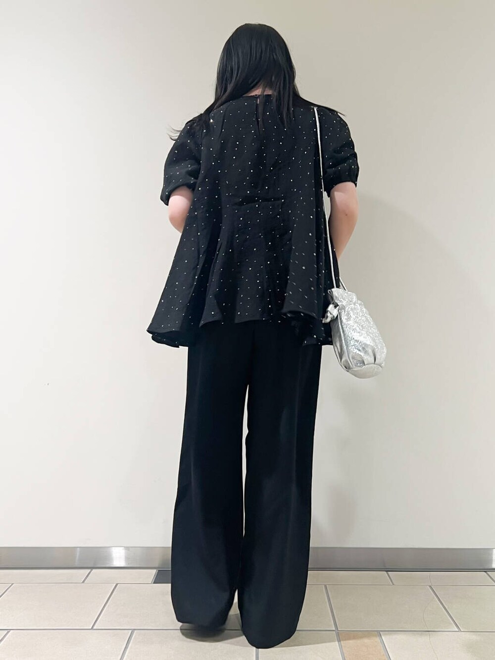 シルバー系のショルダーバッグ、ブラック系のバレエシューズ、ブラック系のその他パンツを着用したレディースの春コーディネートの4枚目の写真