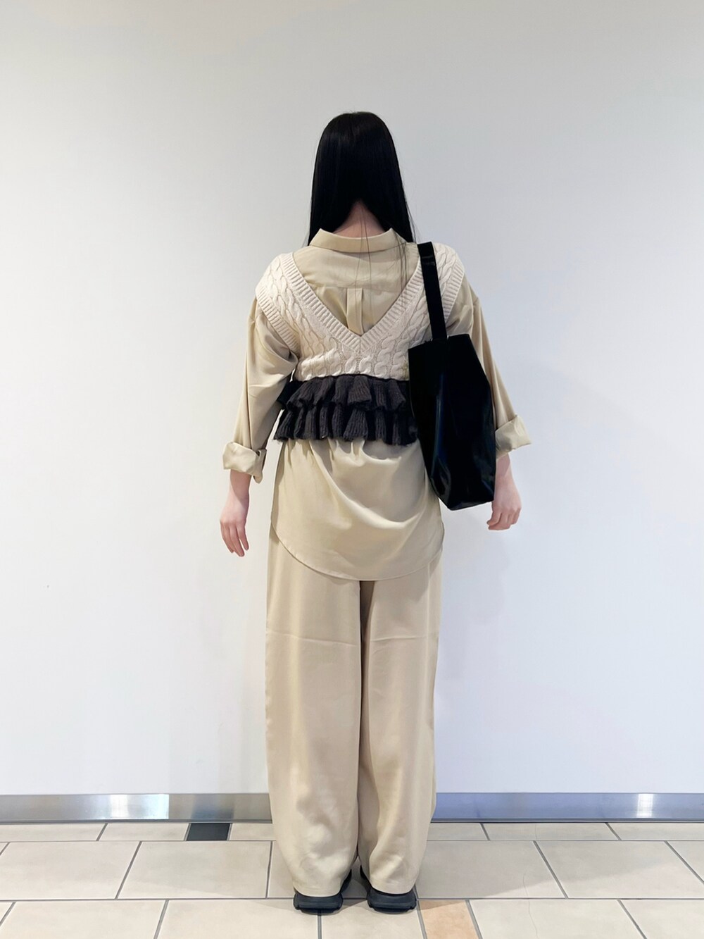 ベージュ系のニット/セーター、ベージュ系のセットアップ、グレー系のメガネを着用したレディースの春コーディネートの3枚目の写真
