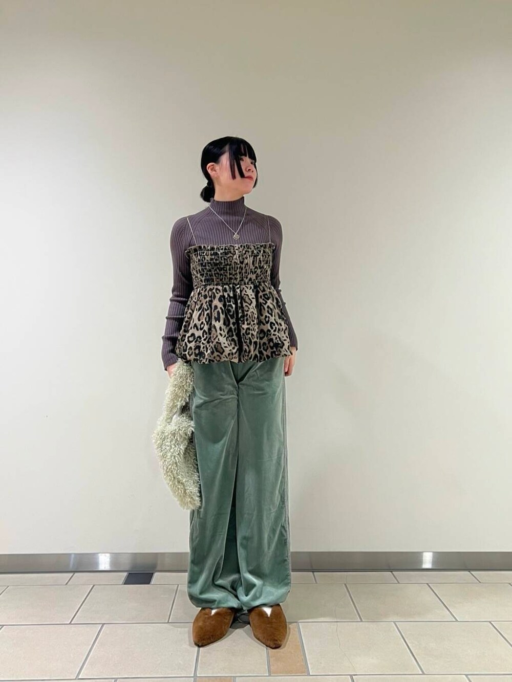 グレー系のニット/セーター、イエロー系のその他シューズ、グリーン系のその他パンツを着用したレディースの秋コーディネートの3枚目の写真