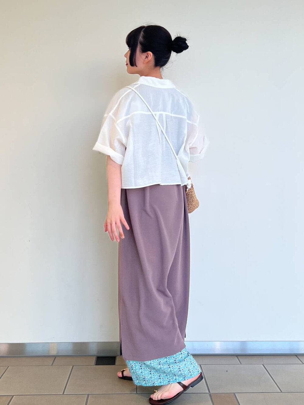 ブラウン系のサンダル、イエロー系のショルダーバッグ、ホワイト系のシャツ/ブラウスを着用したレディースの夏コーディネートの2枚目の写真