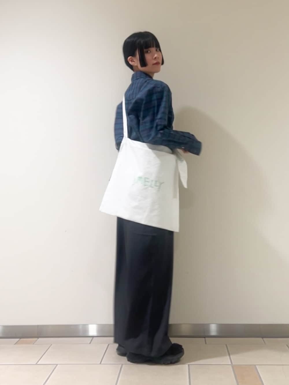 グレー系のサロペット/オーバーオール、その他のシャツ/ブラウス、ホワイト系のショルダーバッグを着用したレディースの秋コーディネートの3枚目の写真