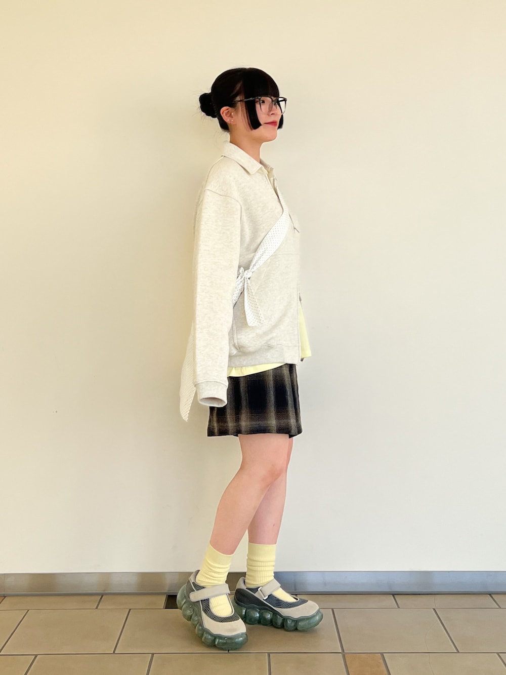 ブルー系のその他パンツ、その他のTシャツ/カットソー、ベージュ系のカーディガン/ボレロを着用したレディースの春コーディネートの2枚目の写真