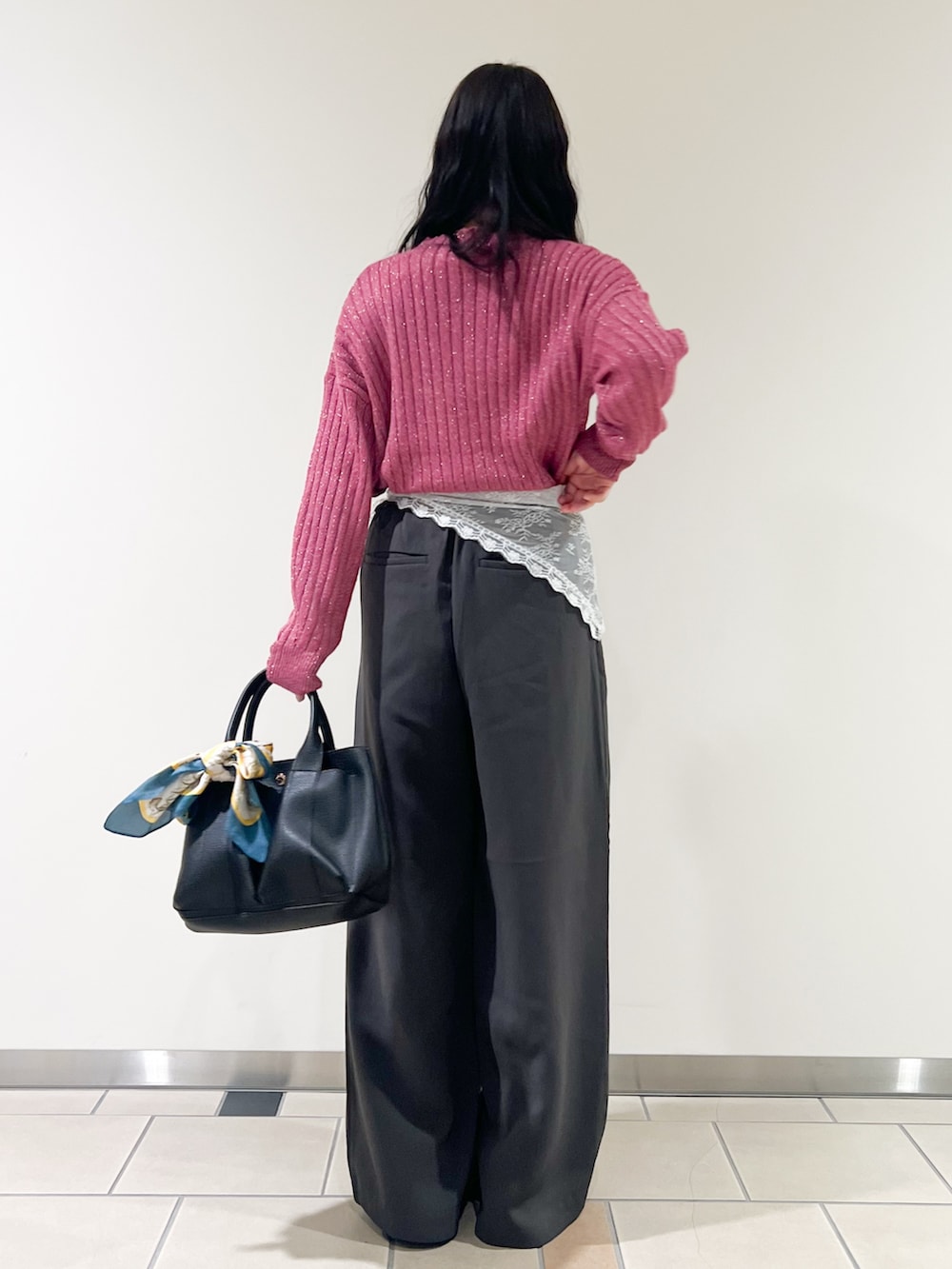 グレー系のその他パンツ、ピンク系のニット/セーター、ブラック系のトートバッグを着用したレディースの秋コーディネートの2枚目の写真