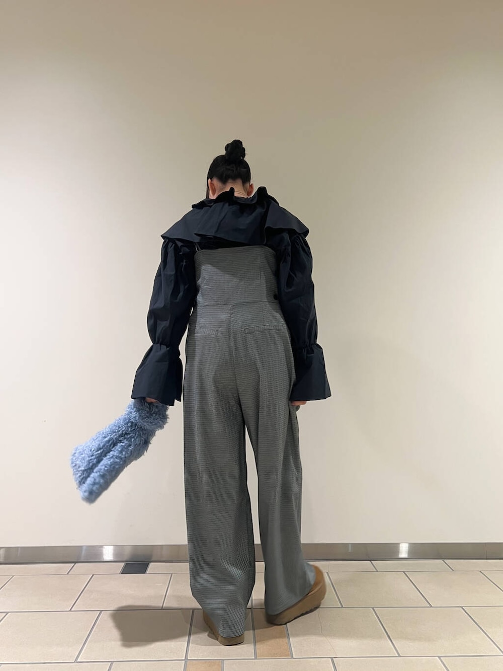 グレー系のサロペット/オーバーオール、ブルー系のハンドバッグ、グレー系のシャツ/ブラウスを着用したレディースの冬コーディネートの3枚目の写真