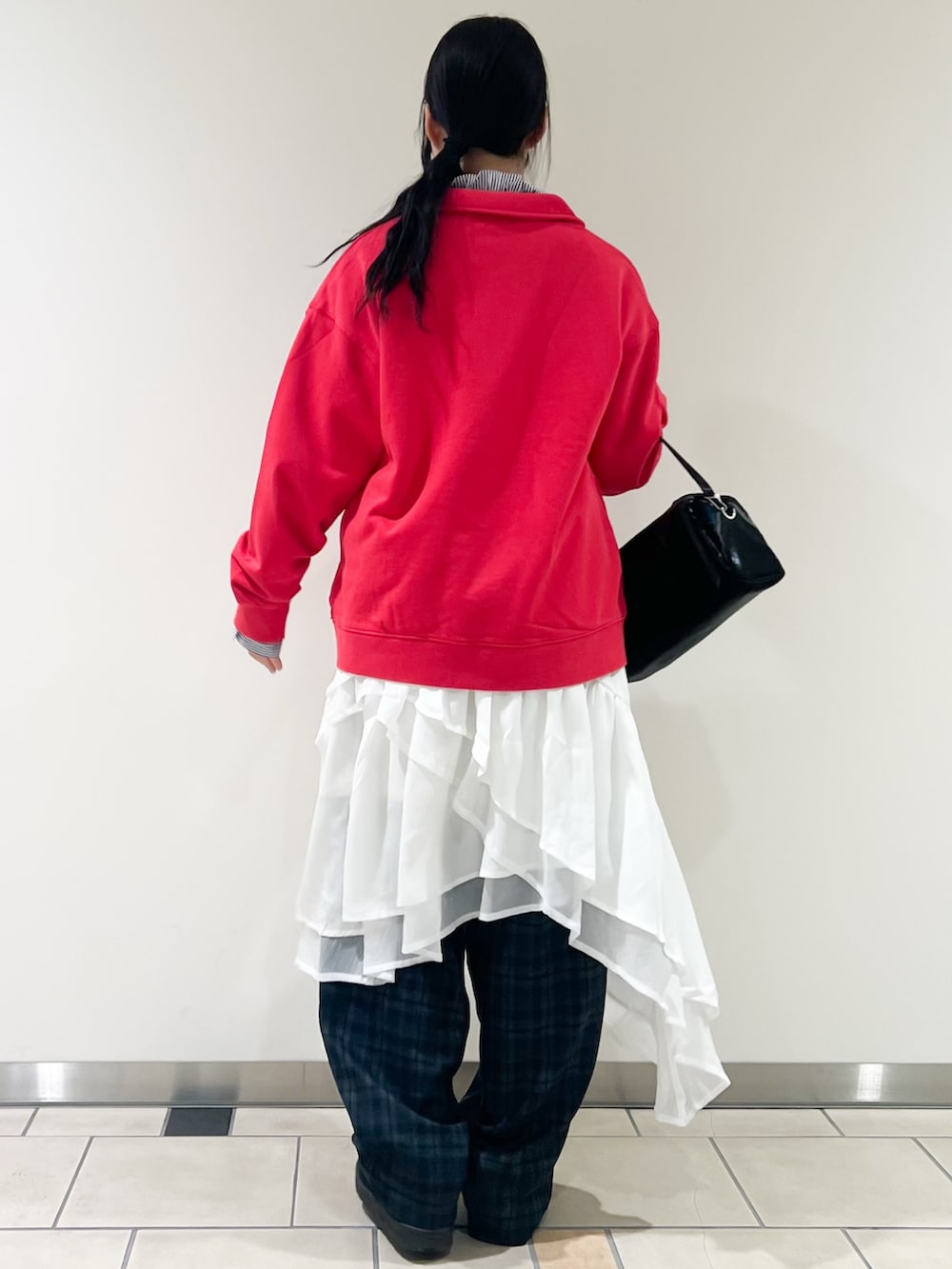 レッド系のスウェット、その他のシャツ/ブラウス、ホワイト系のスカートを着用したレディースの春コーディネートの2枚目の写真