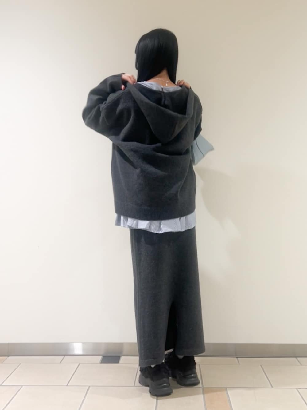 グレー系のスカート、ブルー系のハンドバッグ、その他のシャツ/ブラウスを着用したレディースの秋コーディネートの2枚目の写真