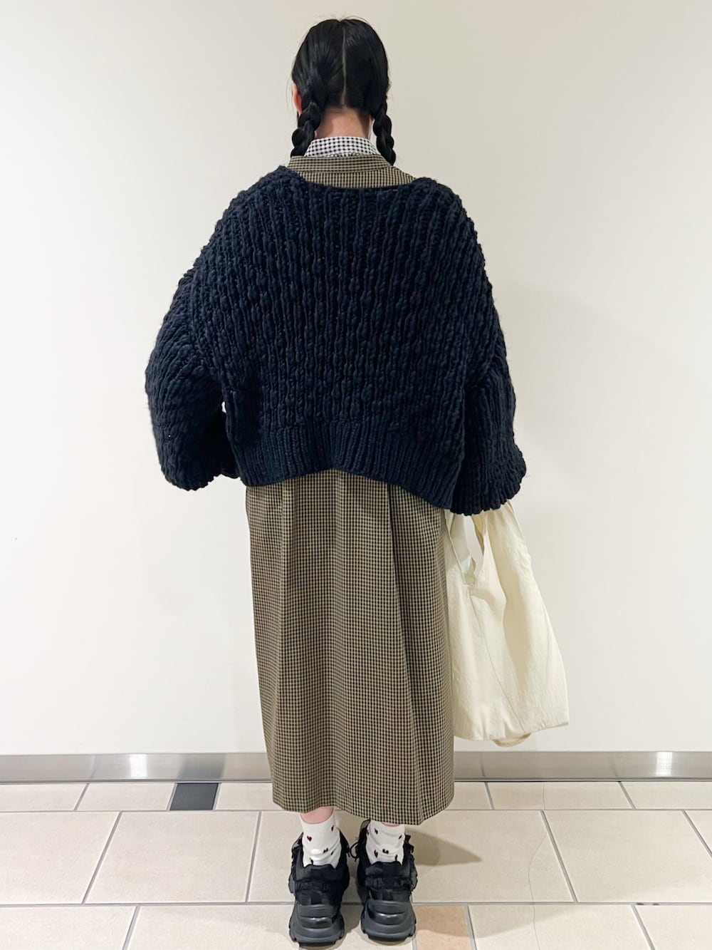 ブラウン系のワンピース、ブラック系のシャツ/ブラウス、ブルー系のカーディガン/ボレロを着用したレディースの冬コーディネートの3枚目の写真