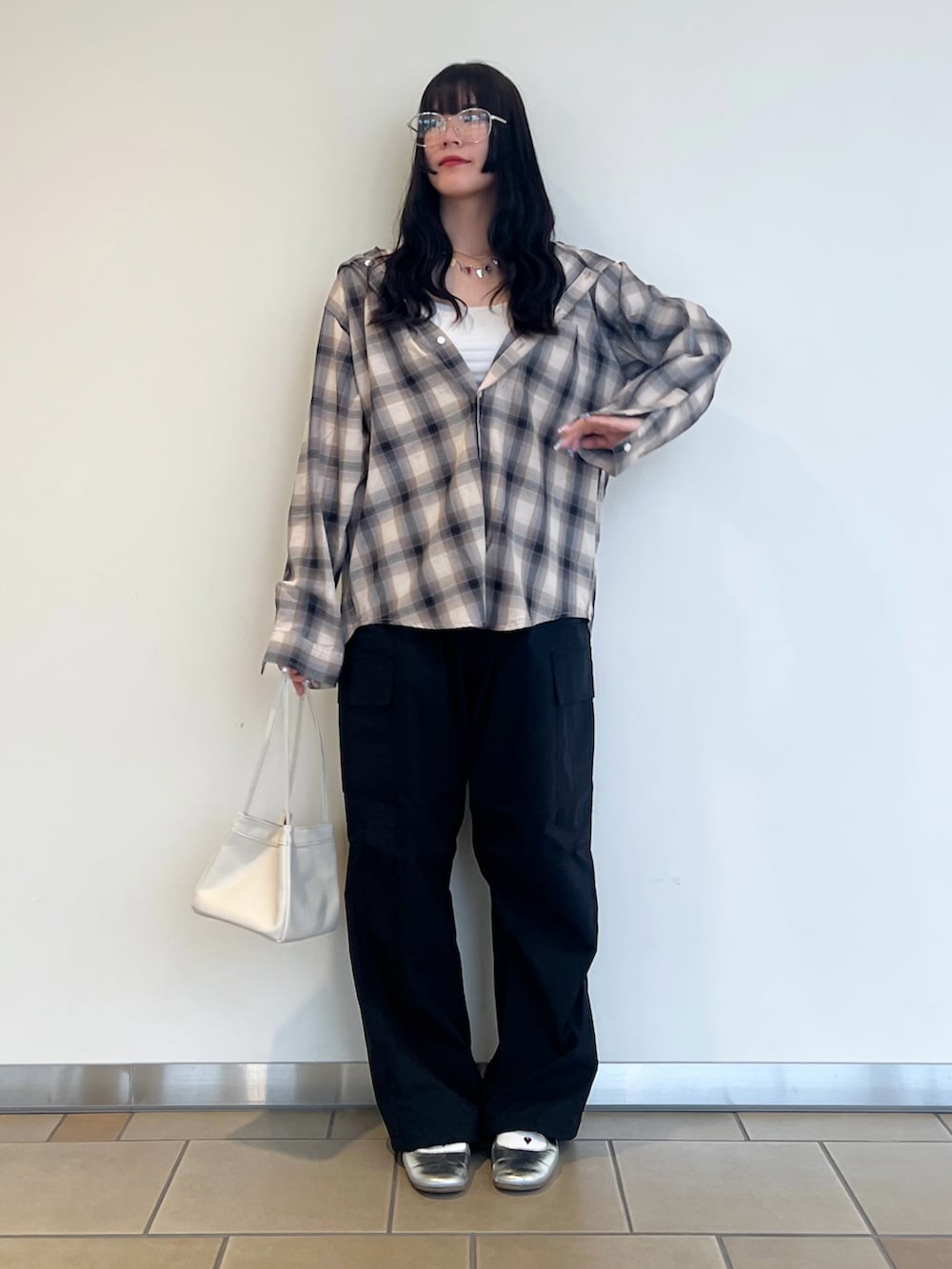 ベージュ系のシャツ/ブラウス、ブラック系のその他パンツ、シルバー系のネックレスを着用したレディースの夏コーディネートの4枚目の写真