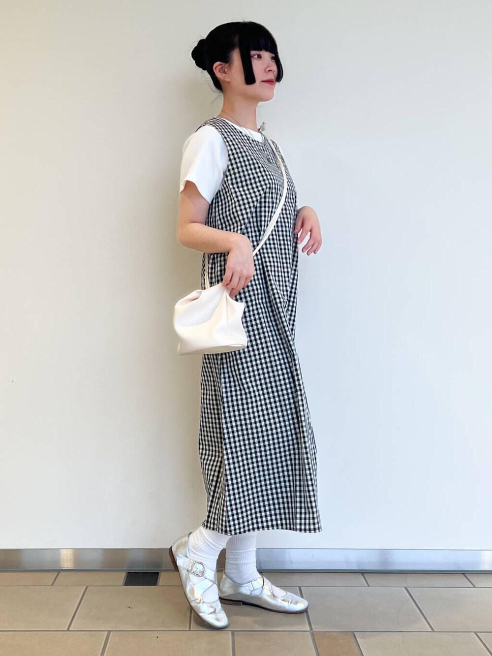 ホワイト系のショルダーバッグ、ホワイト系のTシャツ/カットソー、その他のワンピースを着用したレディースの夏コーディネートの2枚目の写真