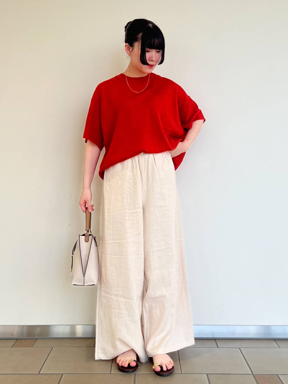 ブラウン系のサンダル、ホワイト系のショルダーバッグ、ベージュ系のその他パンツを着用したレディースの夏コーディネートの2枚目の写真