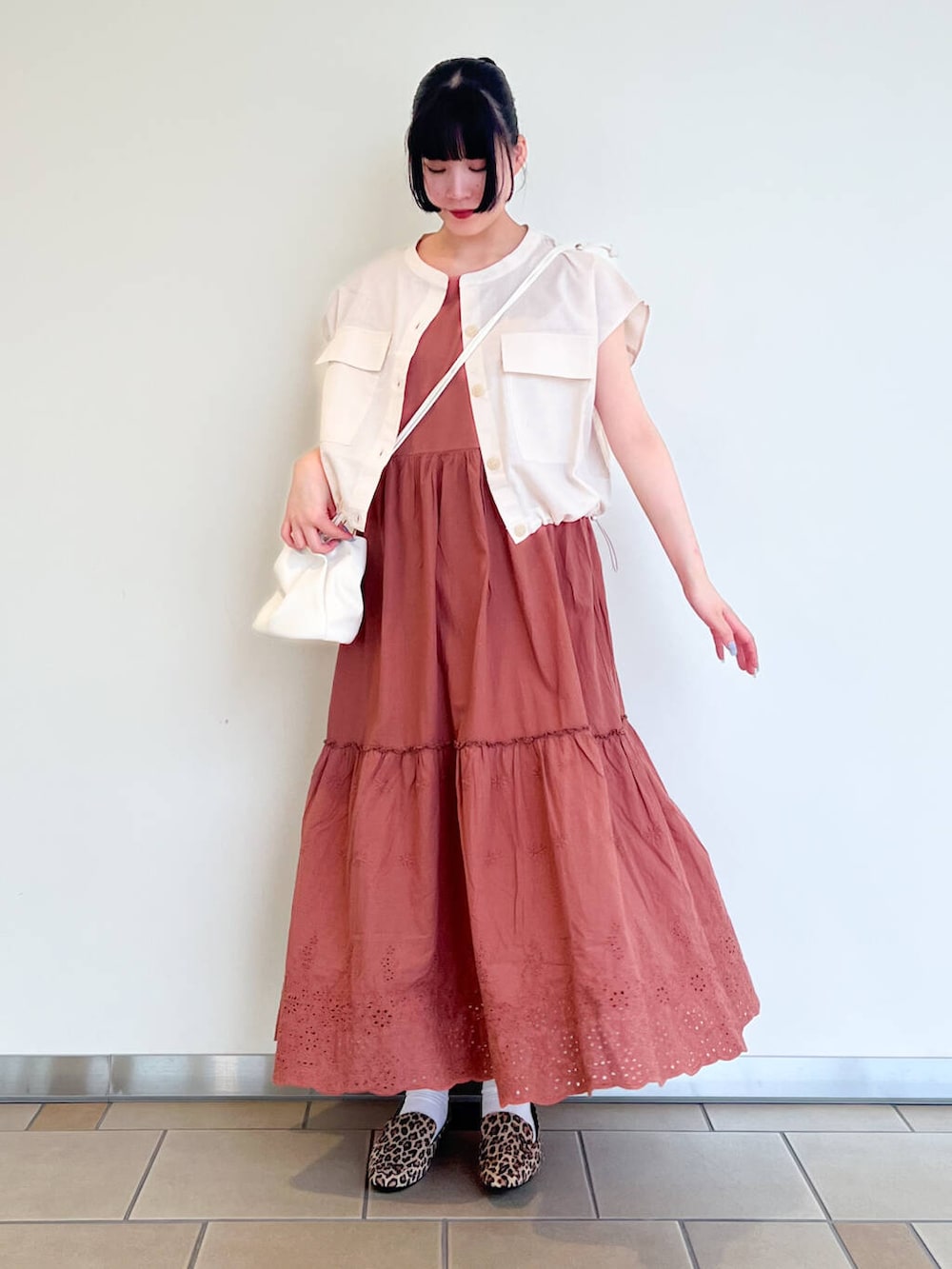その他のローファー、ホワイト系のショルダーバッグ、ベージュ系のシャツ/ブラウスを着用したレディースの夏コーディネートの2枚目の写真