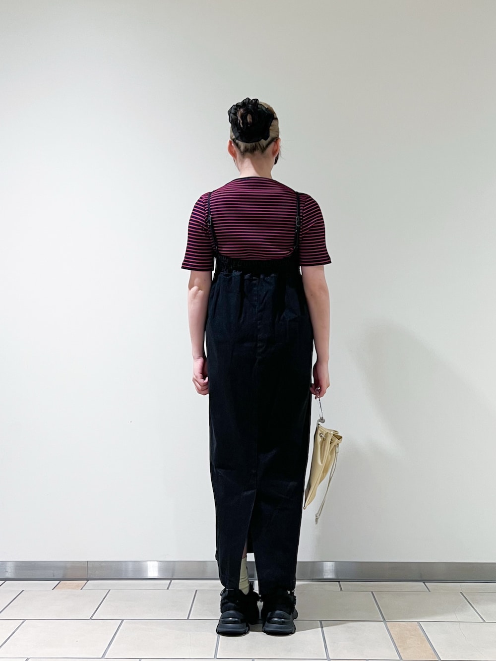ブラック系のワンピース、イエロー系のショルダーバッグ、ブルー系のTシャツ/カットソーを着用したレディースの夏コーディネートの4枚目の写真
