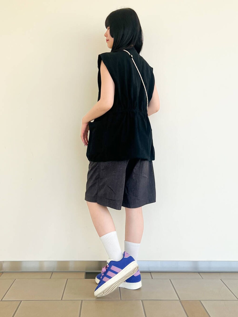 「SMELLY、タンクトップ、休日スタイル、フェスコーデ、ショートパンツ、20代、items、リブタンクトップ、ナイロンパンツ、10代、骨格ストレート、ゆったりパンツ、158cmコーデ、ミリタリージレ、ストレート×ブルベ夏」|「ITEMS URBANRESEARCHのクールコットンリブタンクトップ(タンクトップ、ホワイト系)」を使った、𖤐KIRA𖤐 さん(レディース・158cm)の春コーディネートの2枚目の写真