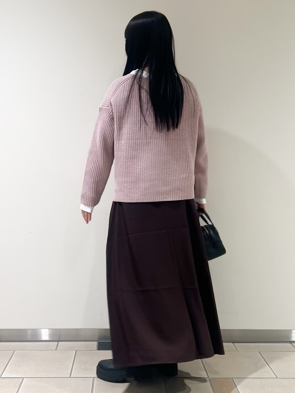 ピンク系のワンピース、ホワイト系のTシャツ/カットソーを着用したレディースの冬コーディネートの4枚目の写真