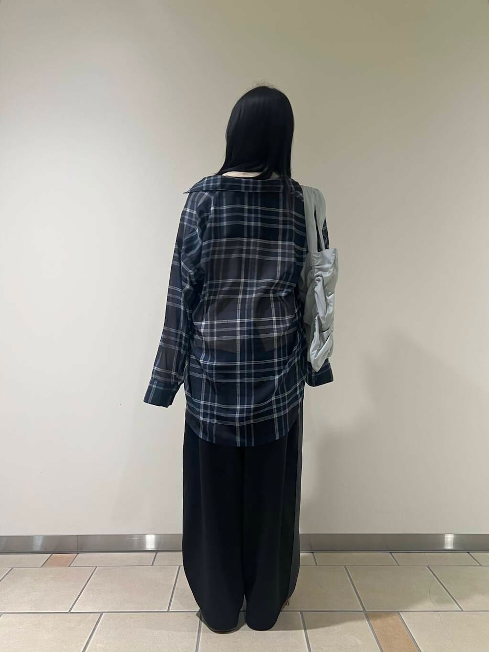 ブラック系のその他パンツ、グレー系のトートバッグ、ブルー系のシャツ/ブラウスを着用したレディースの春コーディネートの4枚目の写真