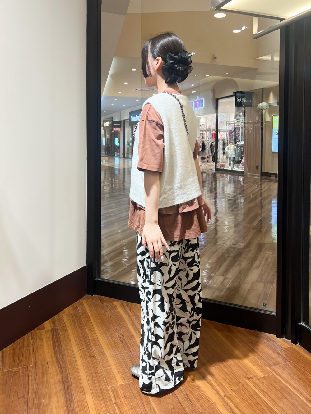 ホワイト系のニット/セーター、ブラウン系のTシャツ/カットソー、ブラック系のその他パンツを着用したレディースの秋コーディネートの2枚目の写真