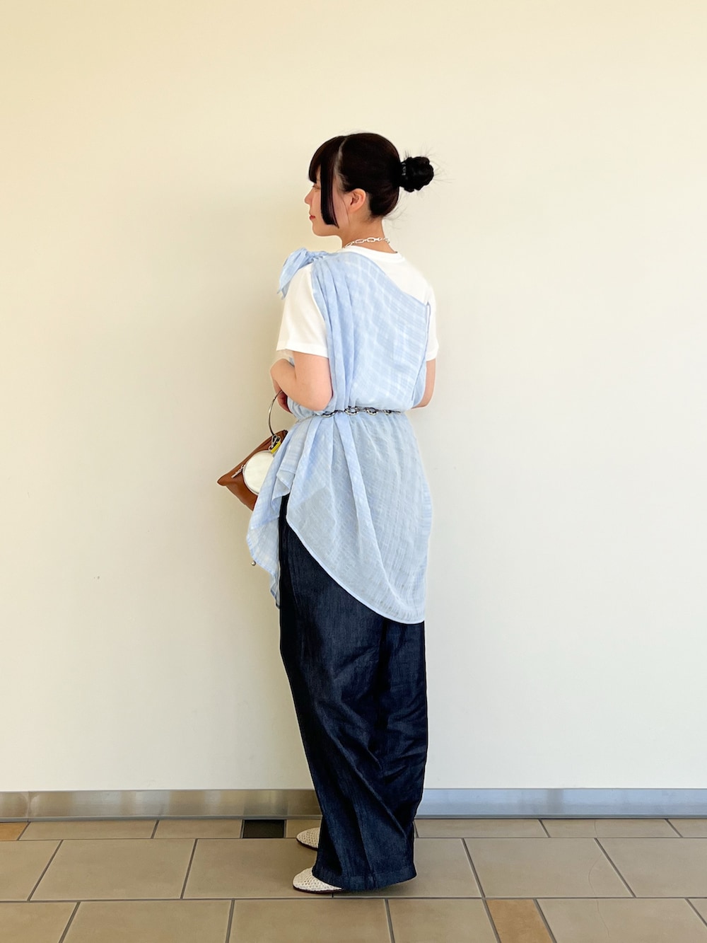 ホワイト系のTシャツ/カットソー、ブルー系のその他トップス、ブルー系のデニムパンツを着用したレディースの春コーディネートの2枚目の写真