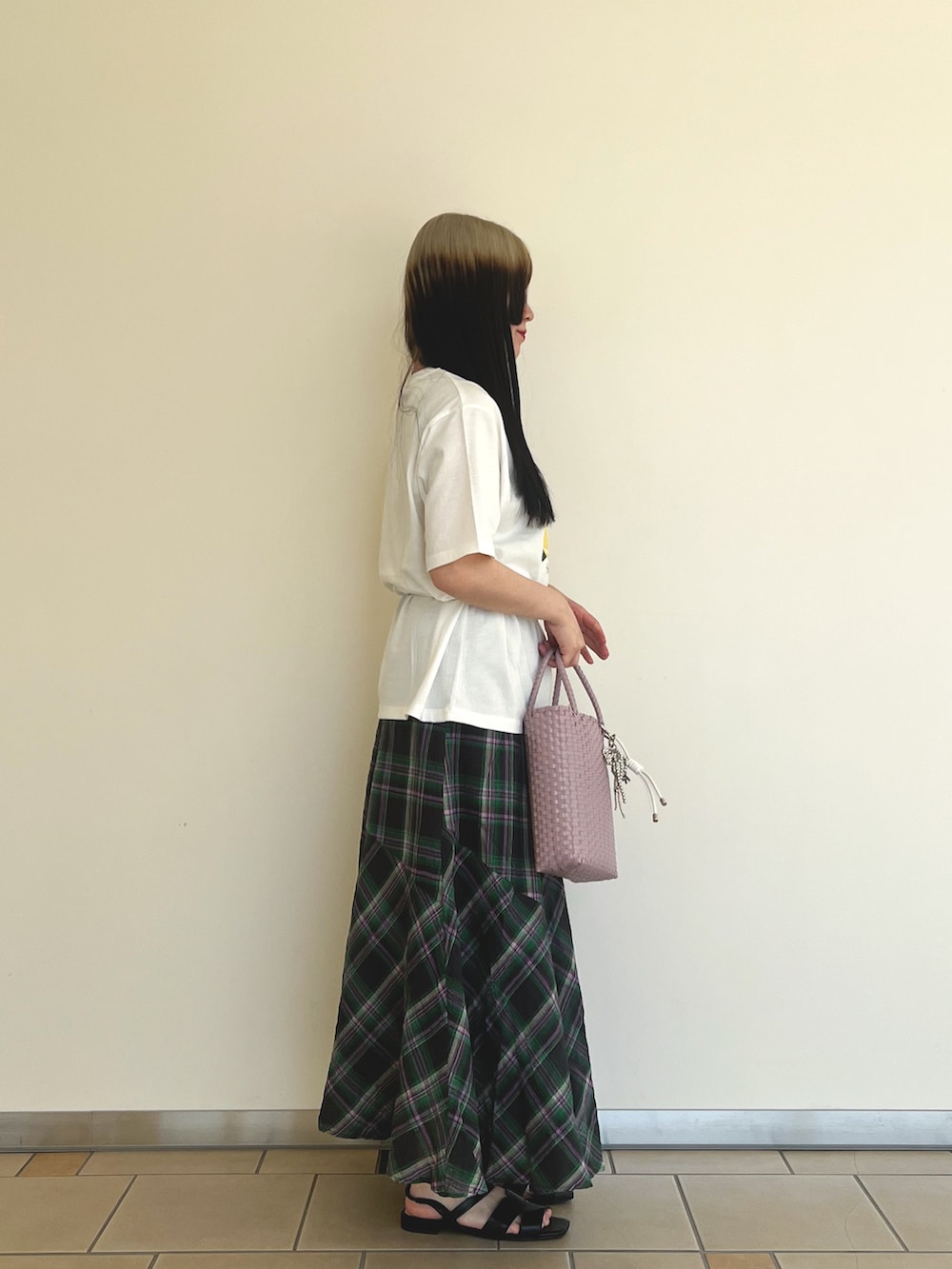 ホワイト系のTシャツ/カットソー、ブラック系のサンダル、ピンク系のトートバッグを着用したレディースの夏コーディネートの2枚目の写真