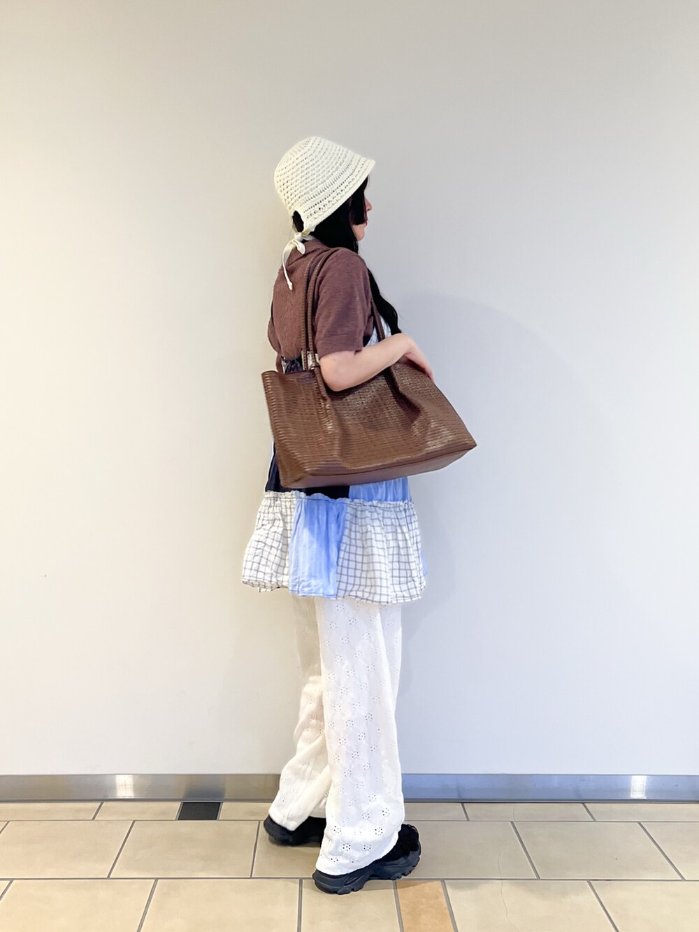 ホワイト系のその他パンツ、ブラウン系のトートバッグ、その他のワンピースを着用したレディースの春コーディネートの3枚目の写真