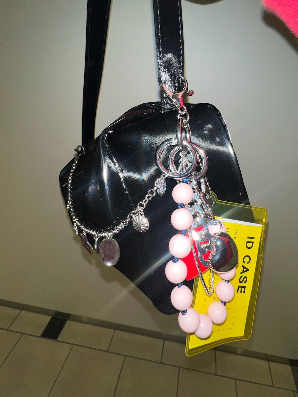 レッド系のスウェット、その他のシャツ/ブラウス、ホワイト系のスカートを着用したレディースの春コーディネートの4枚目の写真