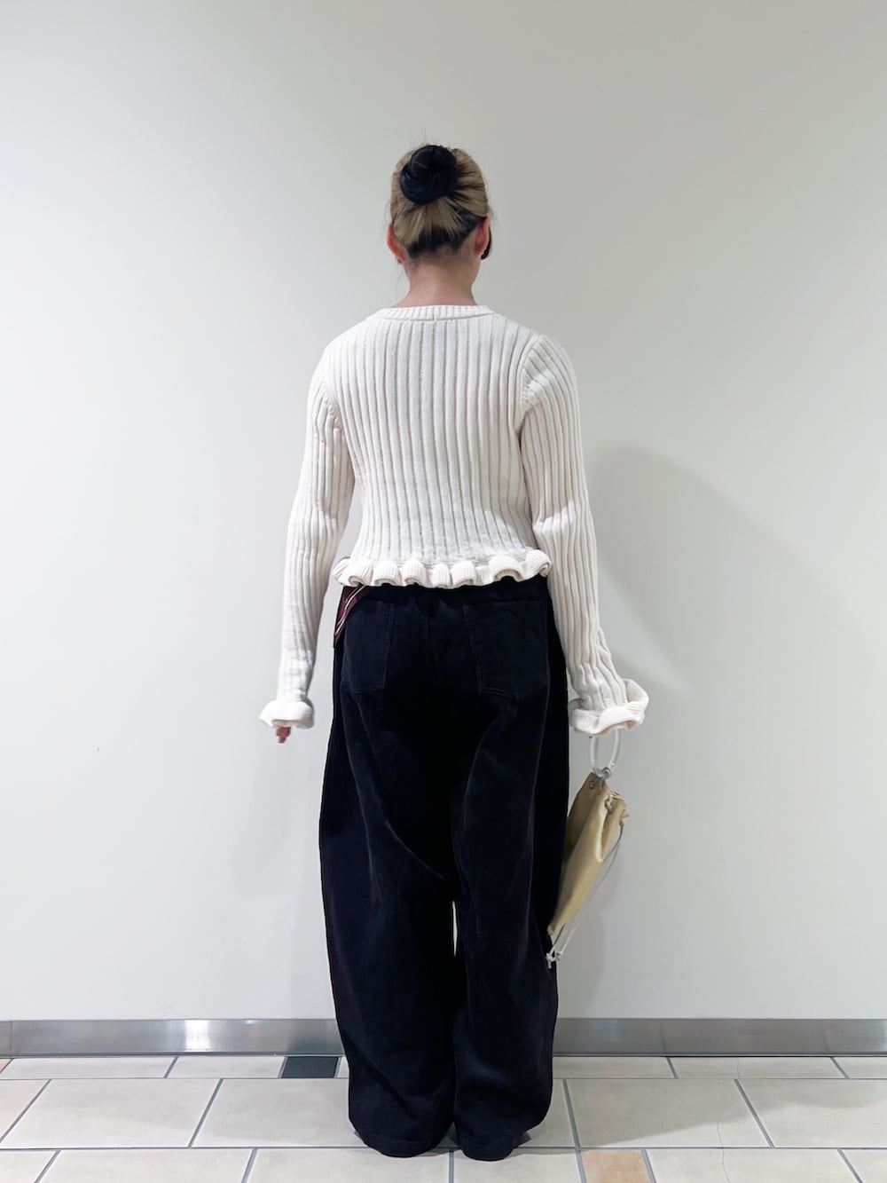 ホワイト系のカーディガン/ボレロ、グレー系のその他パンツ、その他のバレエシューズを着用したレディースの秋コーディネートの2枚目の写真