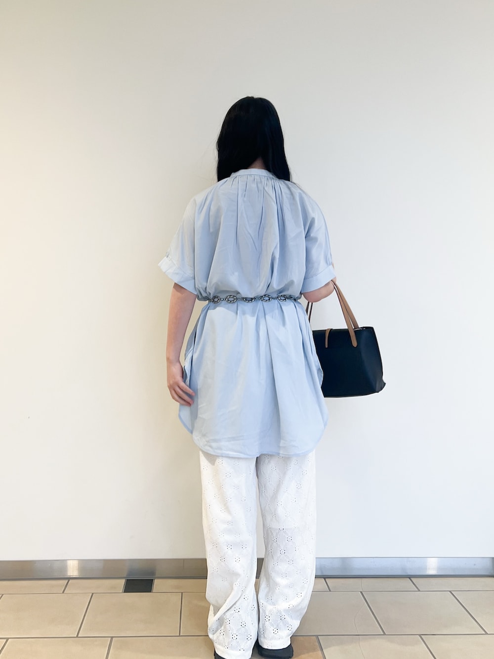 ホワイト系のその他パンツ、ブラック系のトートバッグ、ブルー系のシャツ/ブラウスを着用したレディースの春コーディネートの2枚目の写真