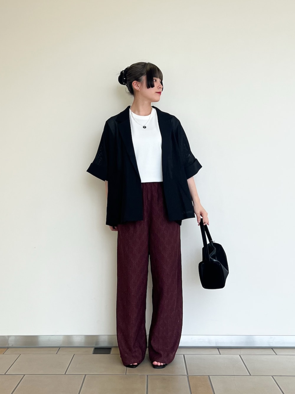 ホワイト系のTシャツ/カットソー、ブラック系のその他アウター、ブラウン系のその他パンツを着用したレディースの夏コーディネートの2枚目の写真