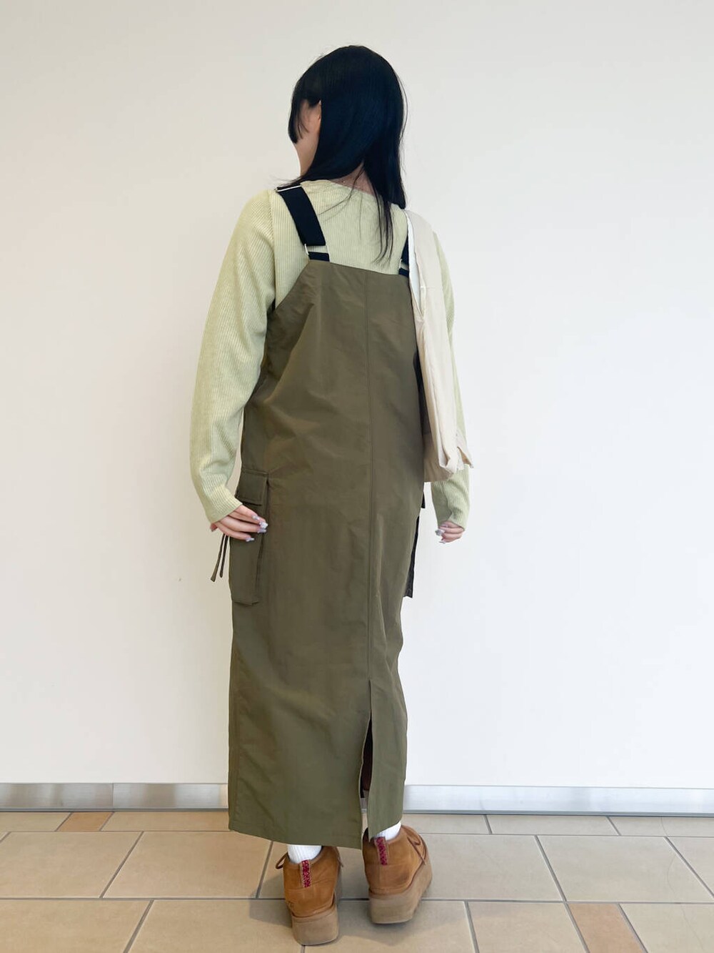 グリーン系のTシャツ/カットソー、ホワイト系のトートバッグ、グリーン系のワンピースを着用したレディースの春コーディネートの3枚目の写真