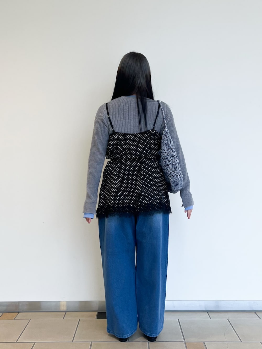 その他のチュニック、グレー系のニット/セーター、ブルー系のその他パンツを着用したレディースの秋コーディネートの3枚目の写真