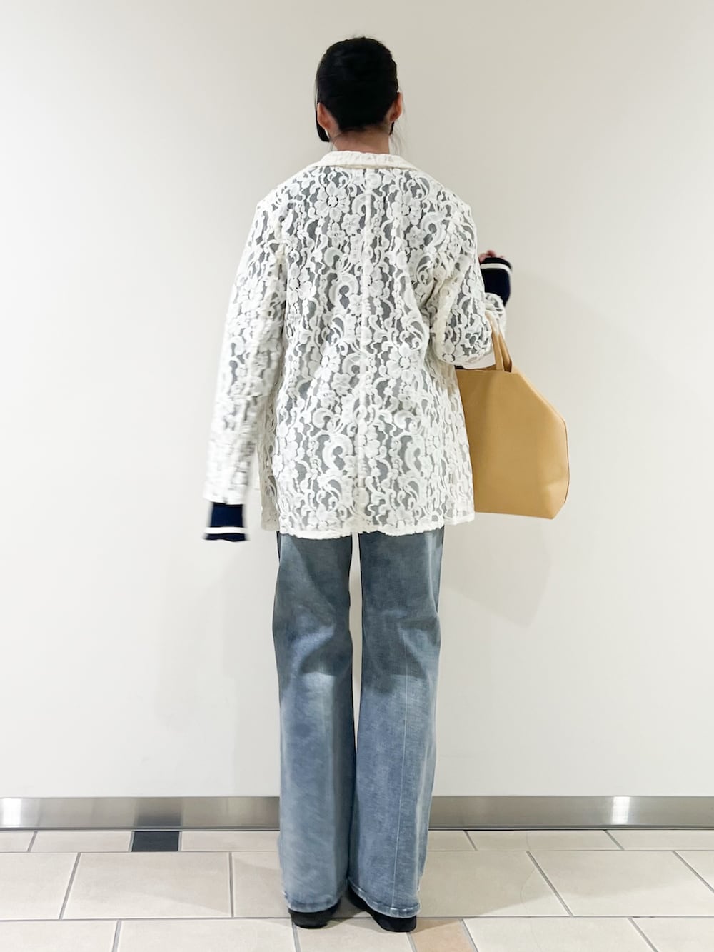 ブルー系のニット/セーター、ホワイト系のその他アウター、ブルー系のその他パンツを着用したレディースの冬コーディネートの2枚目の写真