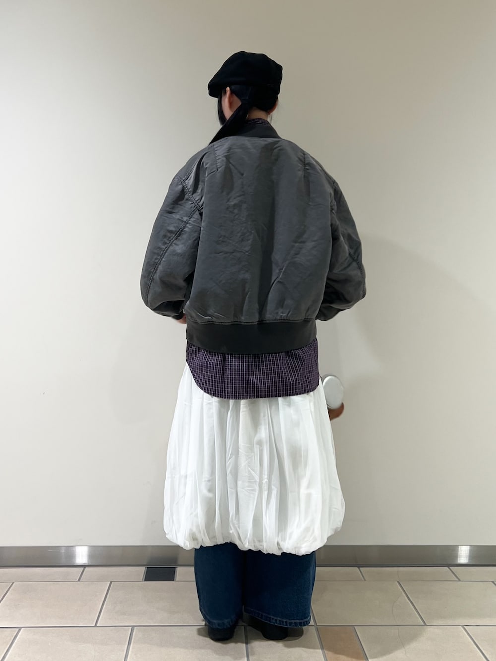 ホワイト系のスカート、パープル系のシャツ/ブラウス、イエロー系のハンドバッグを着用したレディースの冬コーディネートの3枚目の写真