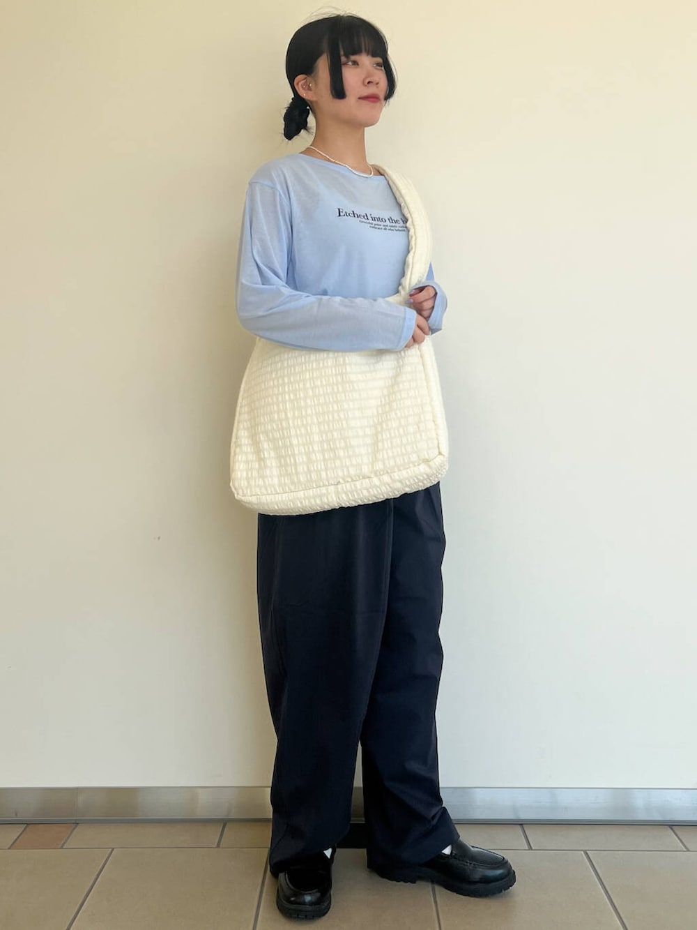 ホワイト系のショルダーバッグ、ブルー系のその他パンツ、ブルー系のTシャツ/カットソーを着用したレディースの春コーディネートの2枚目の写真
