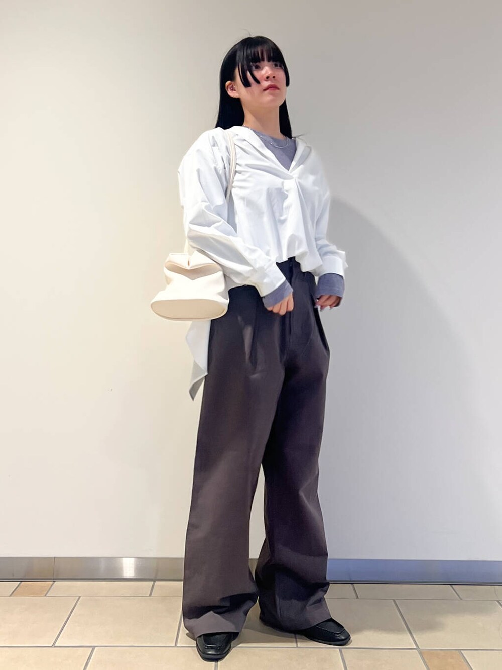 ブラック系のサンダル、グレー系のTシャツ/カットソー、グレー系のその他パンツを着用したレディースの春コーディネートの2枚目の写真