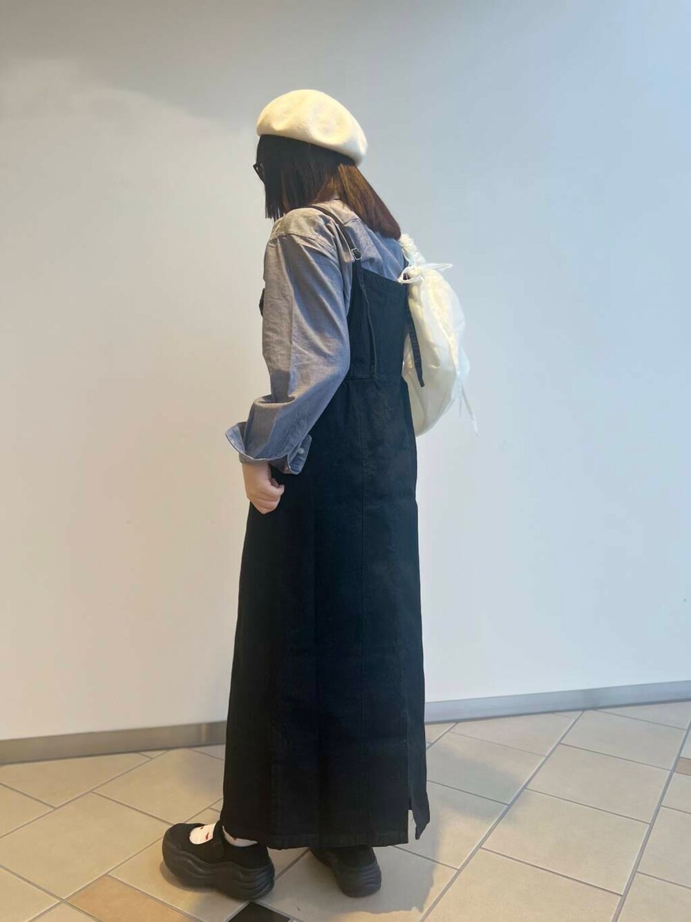 ホワイト系のショルダーバッグ、ブラック系のワンピース、グレー系のシャツ/ブラウスを着用したレディースの夏コーディネートの2枚目の写真