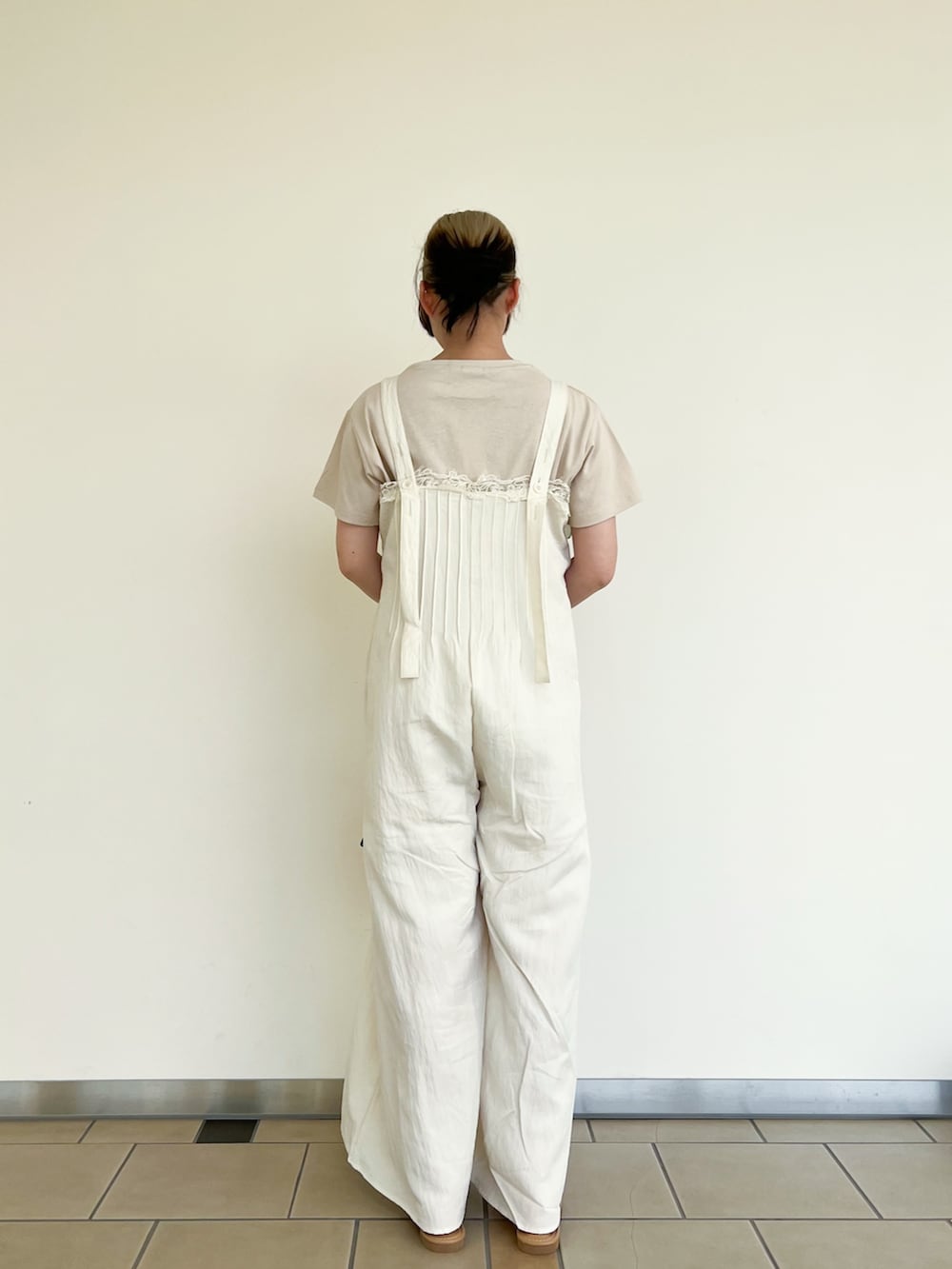 ベージュ系のTシャツ/カットソー、ホワイト系のその他パンツ、ブラウン系のサンダルを着用したレディースの夏コーディネートの4枚目の写真