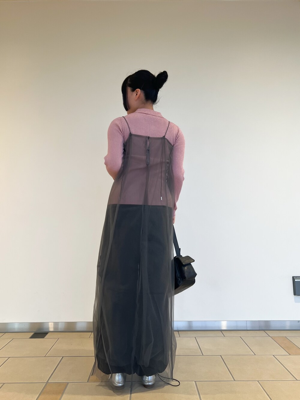 ピンク系のニット/セーター、グレー系のワンピース、ブラック系のその他パンツを着用したレディースの秋コーディネートの4枚目の写真