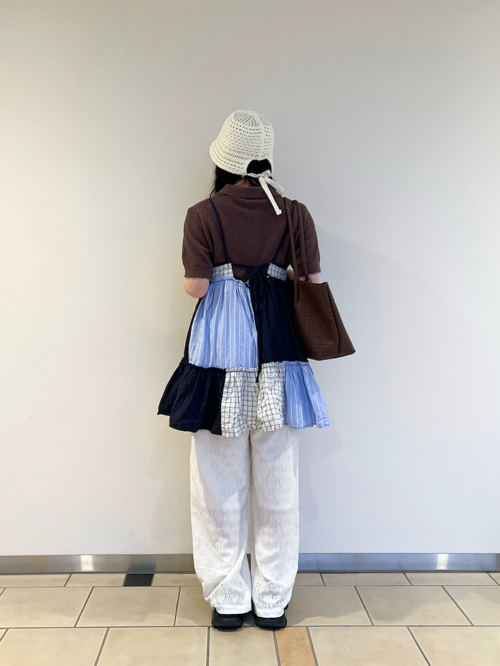ホワイト系のその他パンツ、ブラウン系のトートバッグ、その他のワンピースを着用したレディースの春コーディネートの4枚目の写真