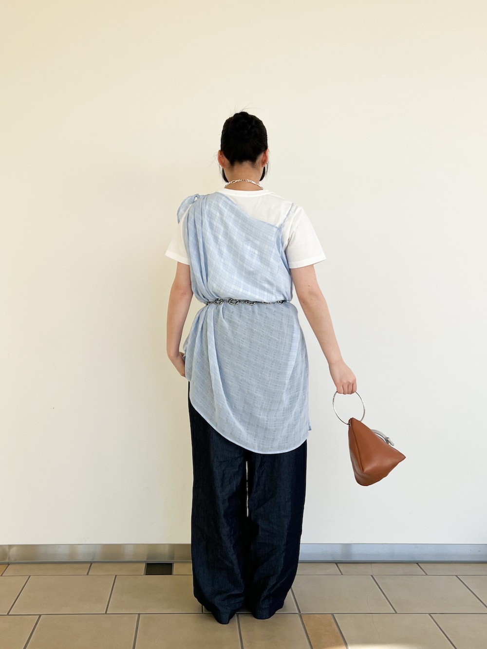 ホワイト系のTシャツ/カットソー、ブルー系のその他トップス、ブルー系のデニムパンツを着用したレディースの春コーディネートの3枚目の写真