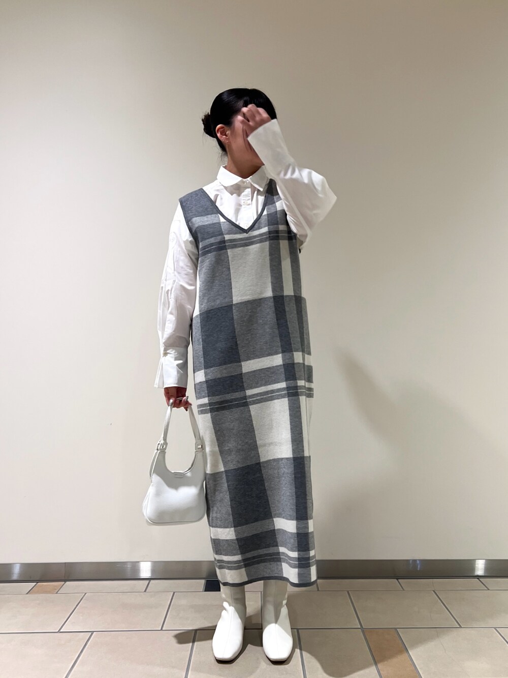 グレー系のワンピース、ホワイト系のハンドバッグ、ホワイト系のTシャツ/カットソーを着用したレディースの秋コーディネートの5枚目の写真