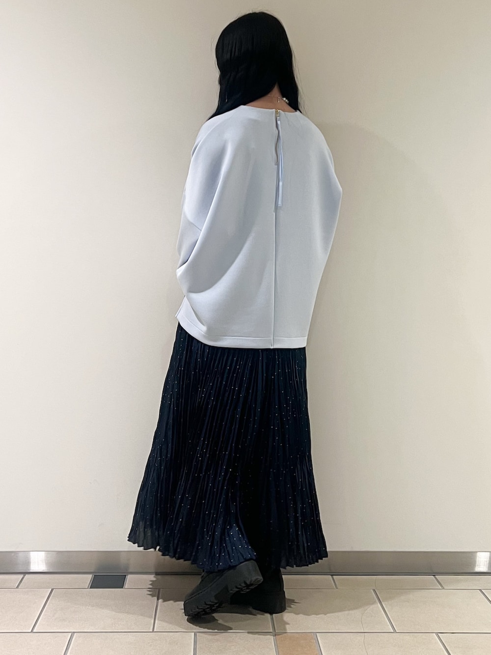 ブルー系のスウェット、イエロー系のショルダーバッグ、シルバー系のネックレスを着用したレディースの冬コーディネートの3枚目の写真