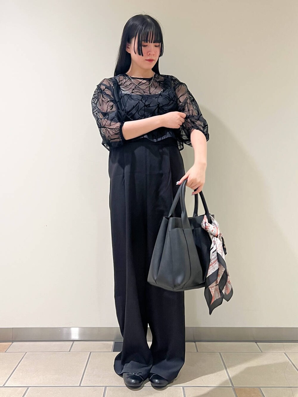 ブラック系のバレエシューズ、ブラック系のトートバッグ、ブラック系のサロペット/オーバーオールを着用したレディースの春コーディネートの2枚目の写真