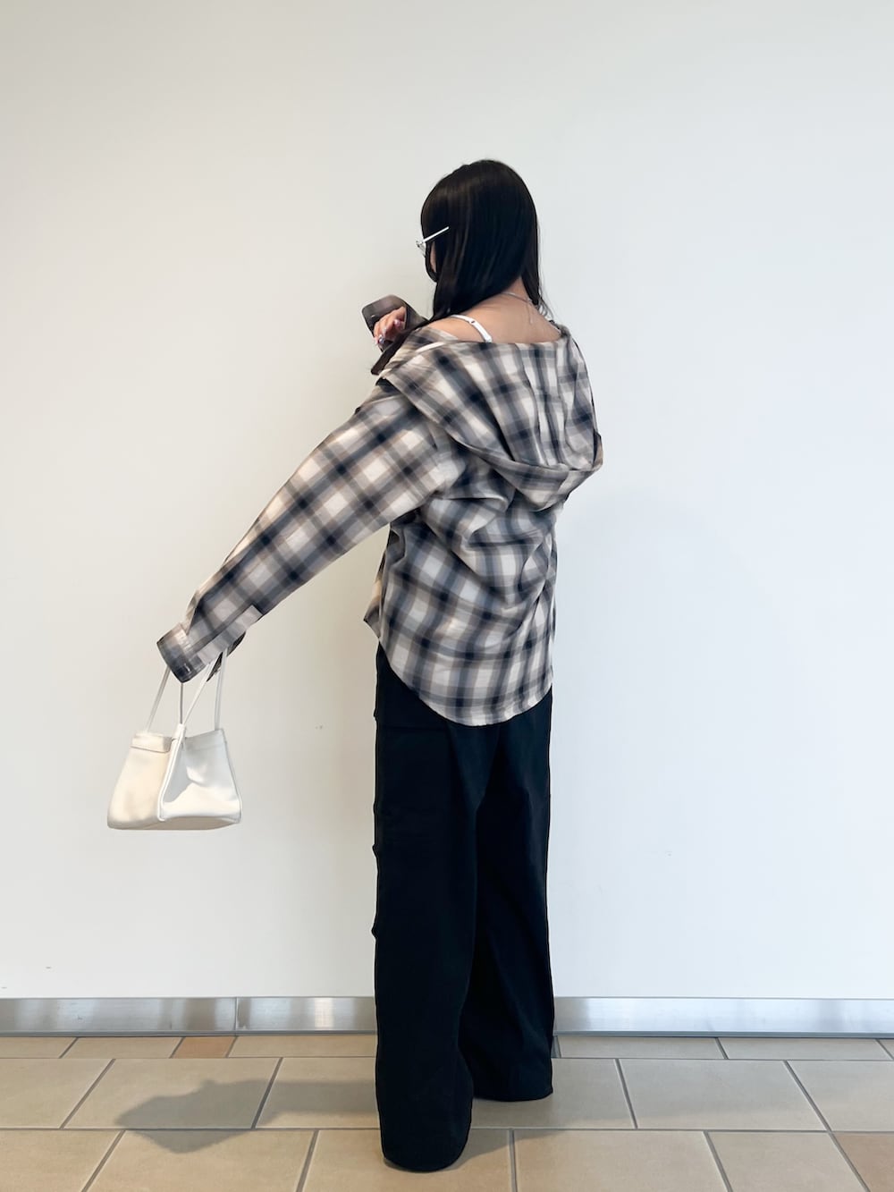 ベージュ系のシャツ/ブラウス、ブラック系のその他パンツ、シルバー系のネックレスを着用したレディースの夏コーディネートの3枚目の写真