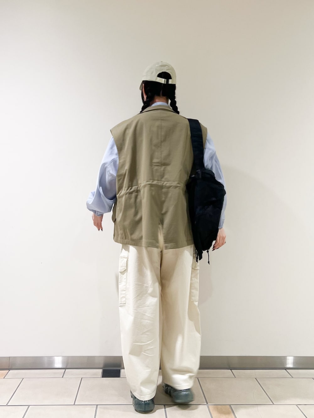 ブルー系のブルゾン、ホワイト系のTシャツ/カットソー、グリーン系のミリタリージャケットを着用したレディースの春コーディネートの3枚目の写真