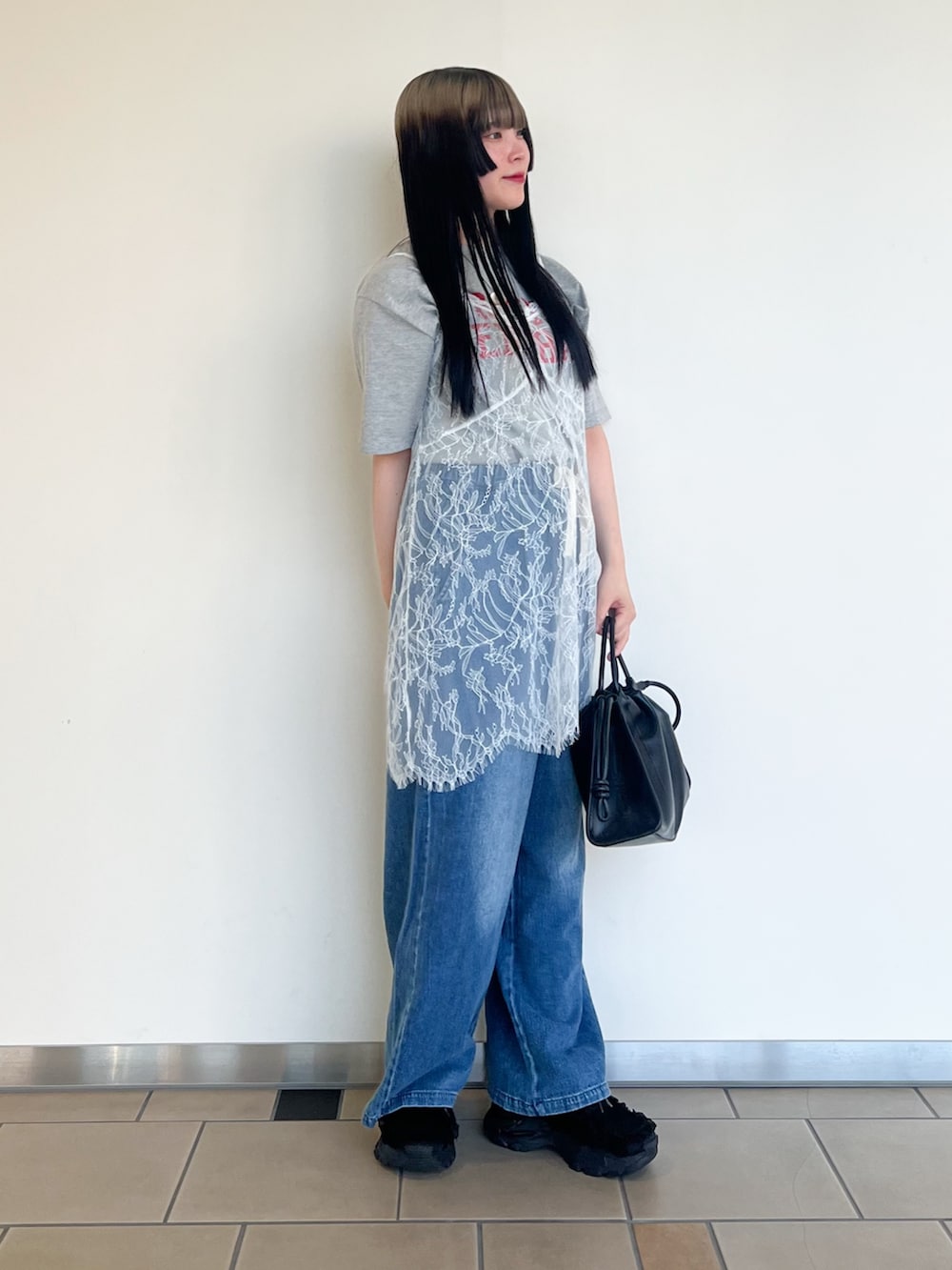 グレー系のTシャツ/カットソー、ホワイト系のキャミソール、ブルー系のデニムパンツを着用したレディースの夏コーディネートの2枚目の写真