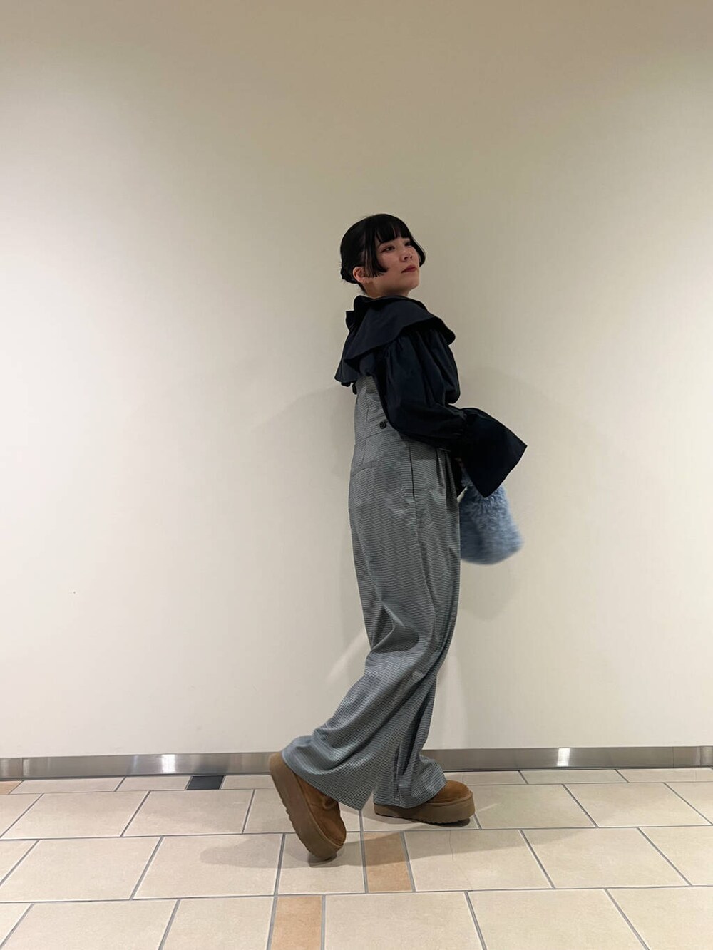 グレー系のサロペット/オーバーオール、ブルー系のハンドバッグ、グレー系のシャツ/ブラウスを着用したレディースの冬コーディネートの2枚目の写真