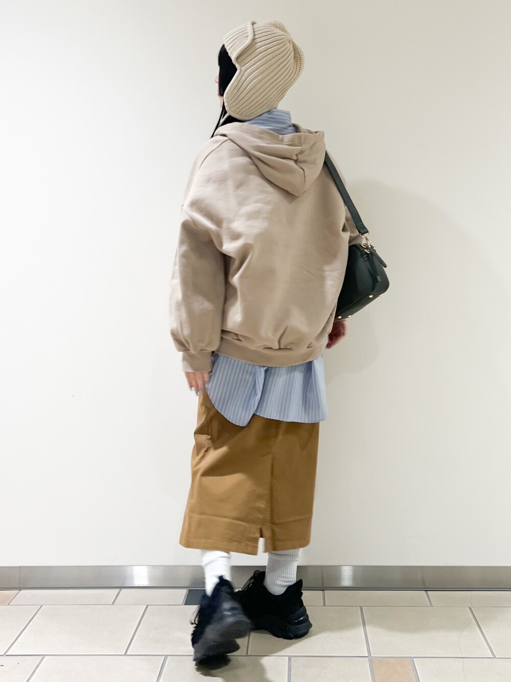 ベージュ系のパーカー、その他のシャツ/ブラウス、イエロー系のスカートを着用したレディースの秋コーディネートの2枚目の写真