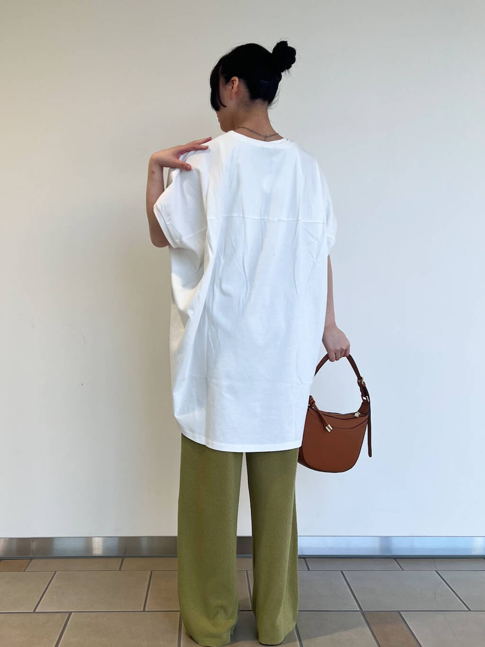 ブラウン系のサンダル、イエロー系のその他パンツを着用したレディースの夏コーディネートの3枚目の写真